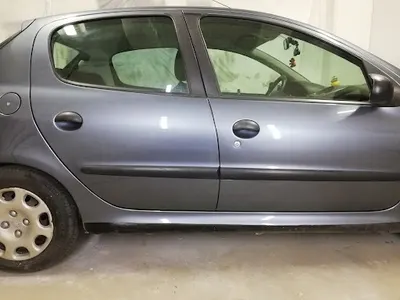 Spreya-lakiernik samochodowy